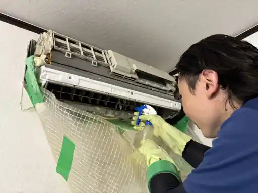エアコンクリーニングの様子