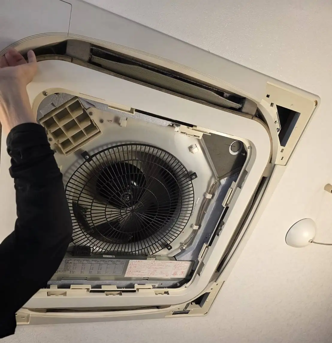 作業風景 ダイキン天井カセット型-01