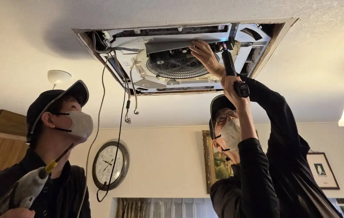 作業風景 ダイキン天井カセット型-03