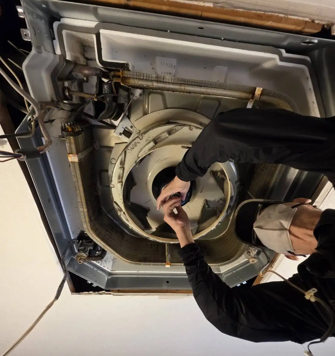 作業風景 ダイキン天井カセット型-04