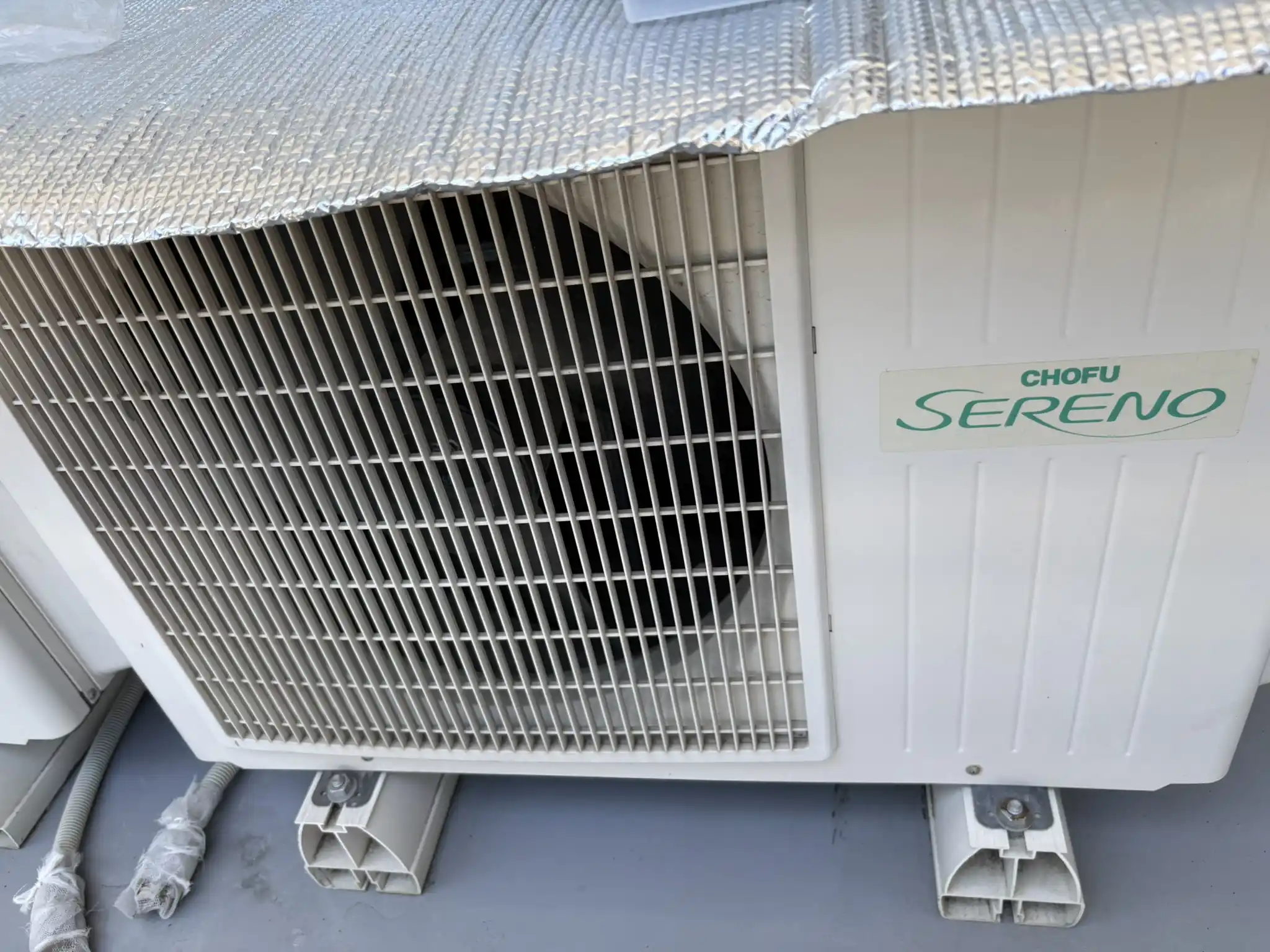 屋外に設置されたエアコン室外機