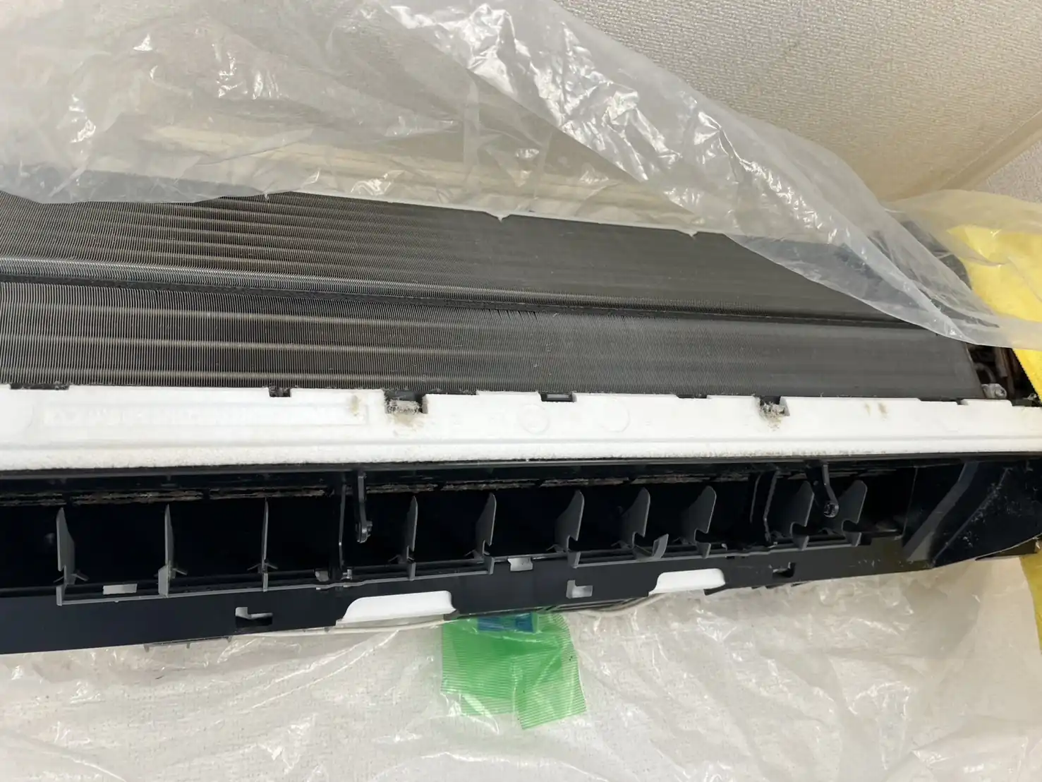 富士通 通常壁掛けエアコン AS-A368H 作業前 養生・熱交換器の様子