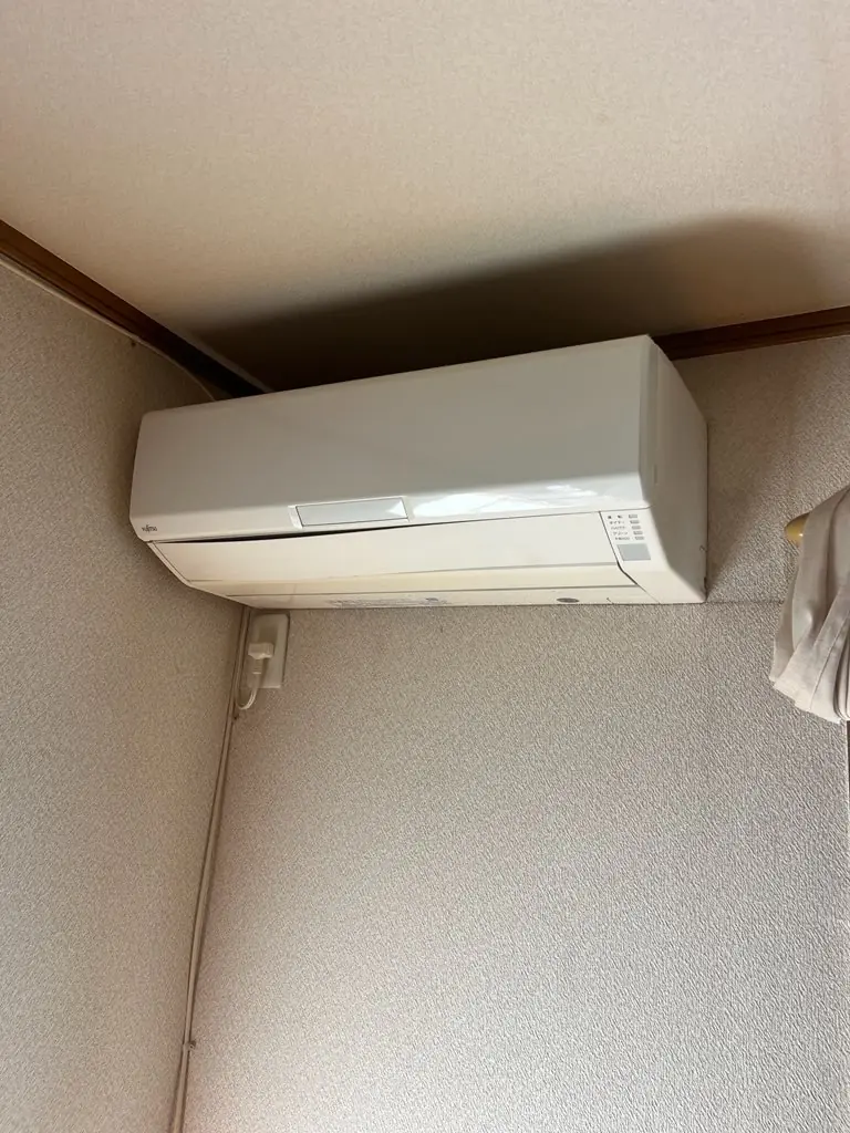 富士通 お掃除機能付きエアコン AS-R40H-W 作業前の外観