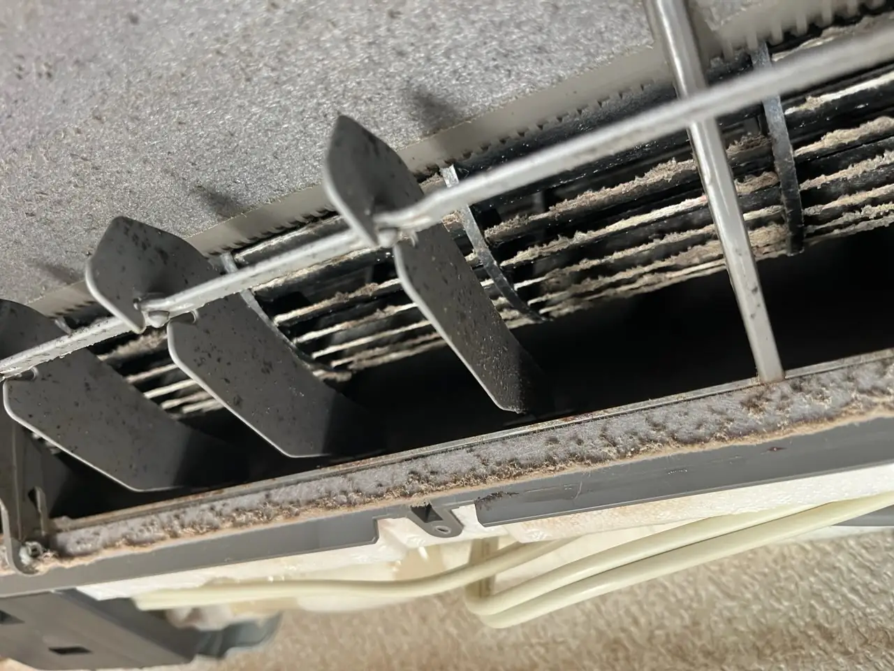 富士通 お掃除機能付きエアコン AS-R40H-W 作業前 内部のカビ汚れ