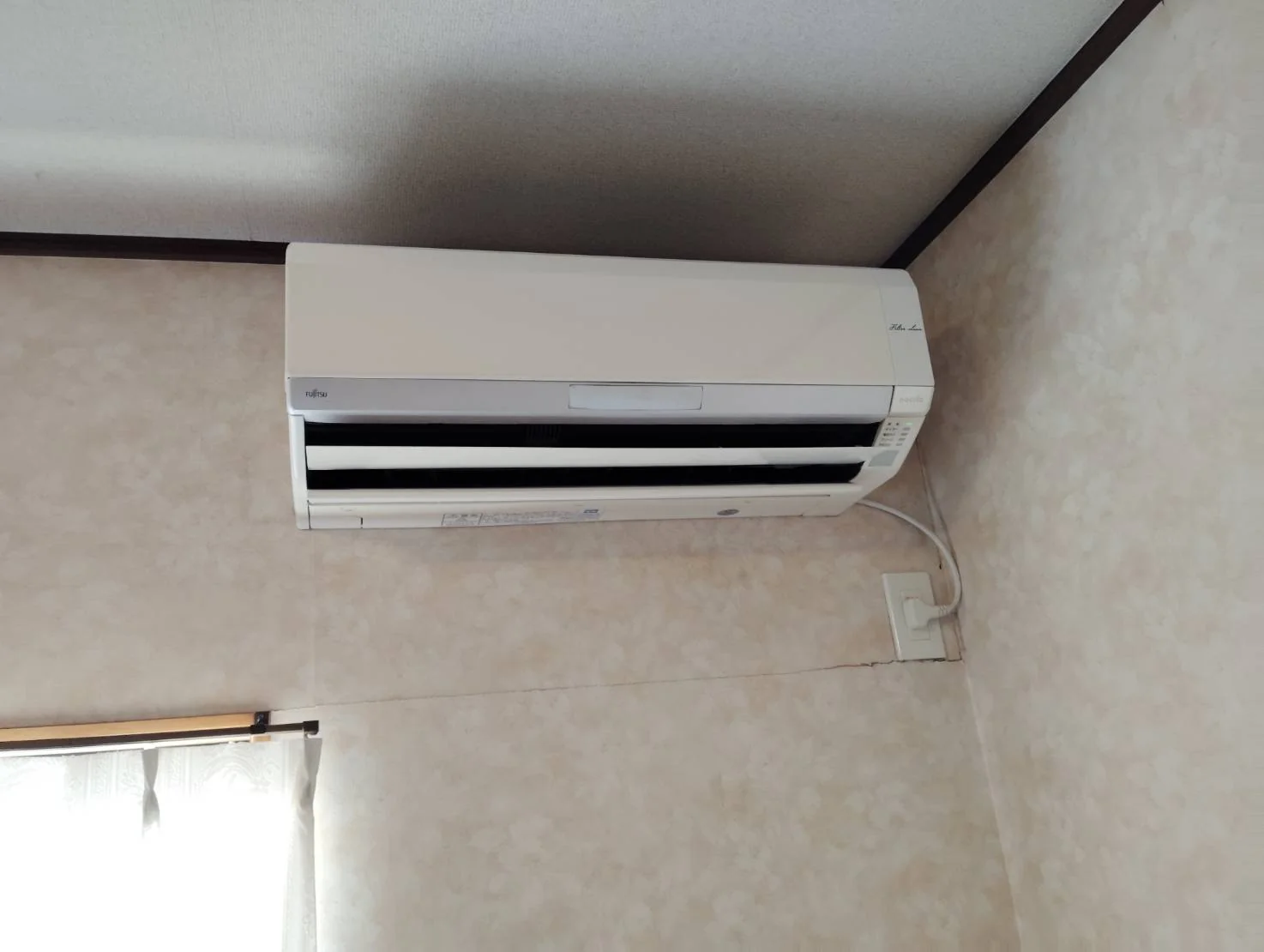 富士通 お掃除機能付きエアコン AS-S403KS2 作業前 外観