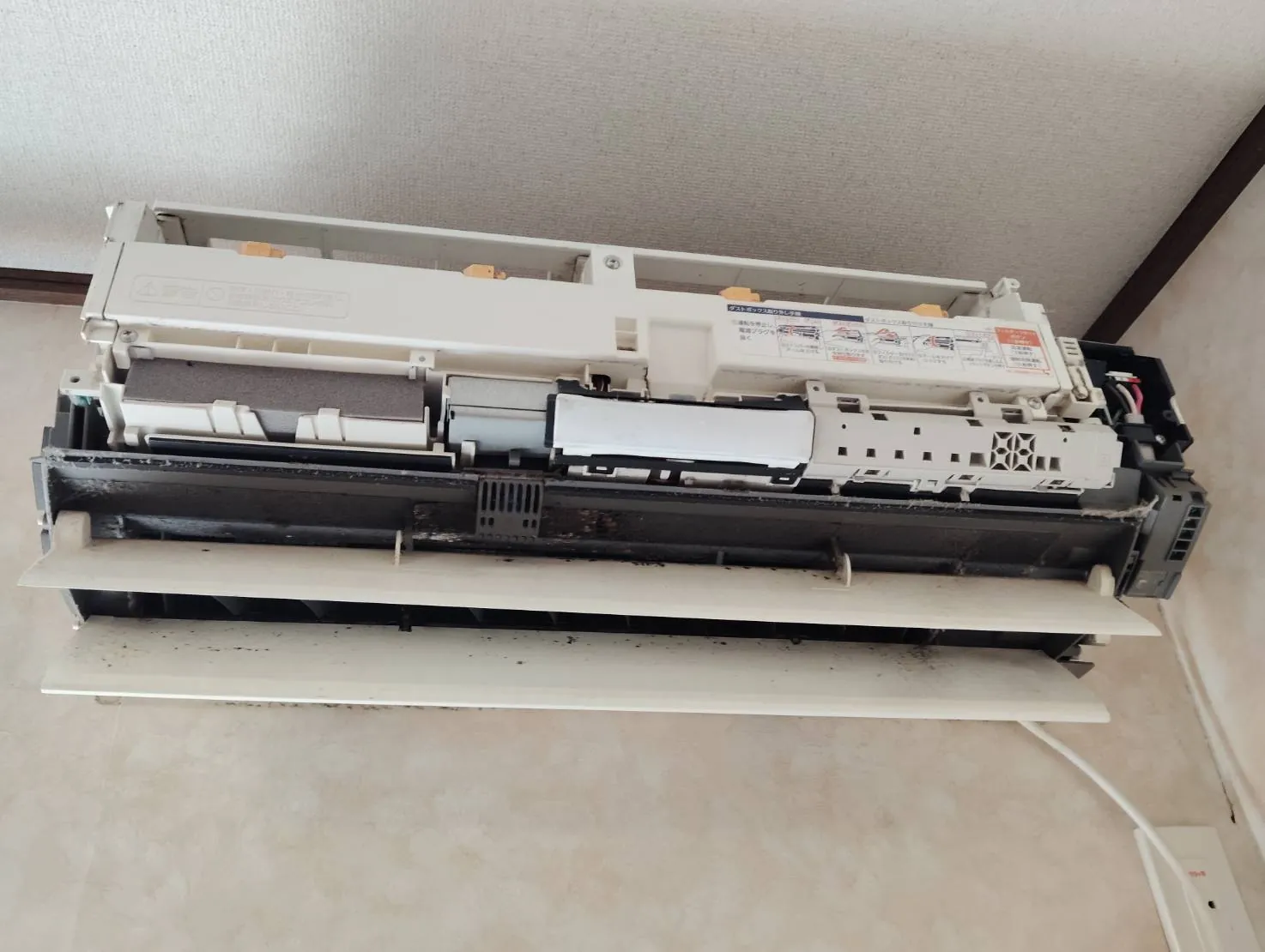 富士通 お掃除機能付きエアコン AS-S403KS2 作業前 カバー取り外し