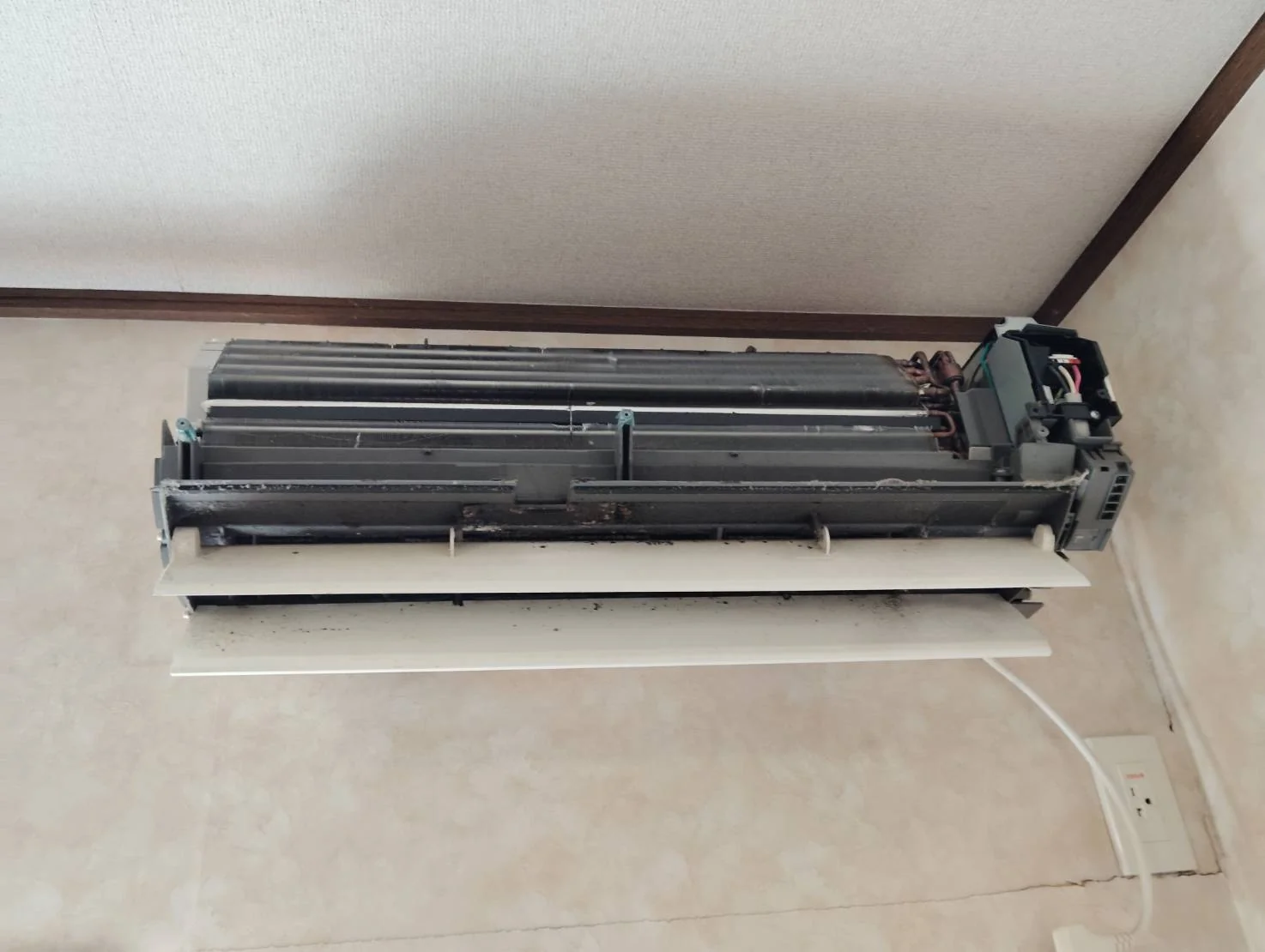 富士通 お掃除機能付きエアコン AS-S403KS2 作業前 お掃除ユニット取り外し