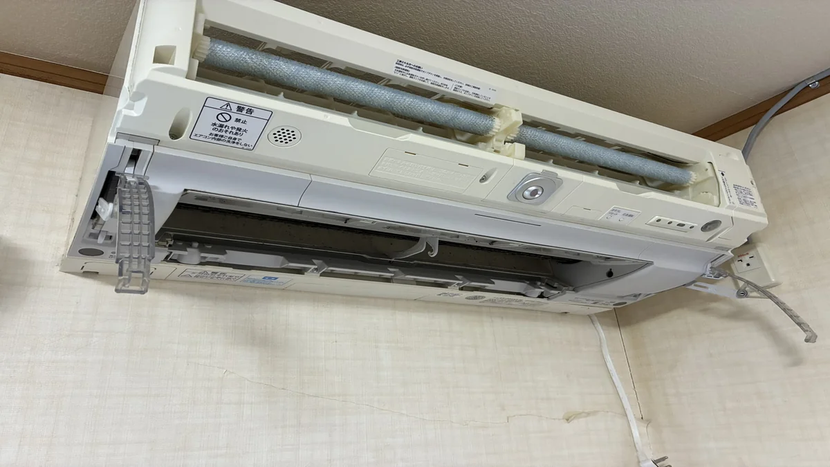 シャープ お掃除機能付きエアコン AY-P80X2-W 作業前 パーツ取り外し後 シャープ お掃除機能付きエアコン AY-P80X2-W 作業前 パーツ取り外し後