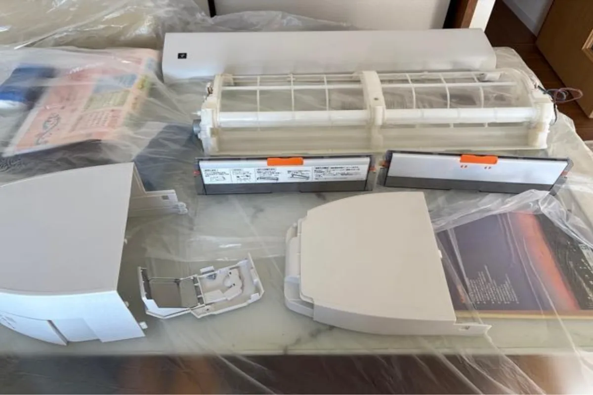 シャープ お掃除機能付きエアコン AY‑S40V2‑W 作業後 洗浄後のパーツ