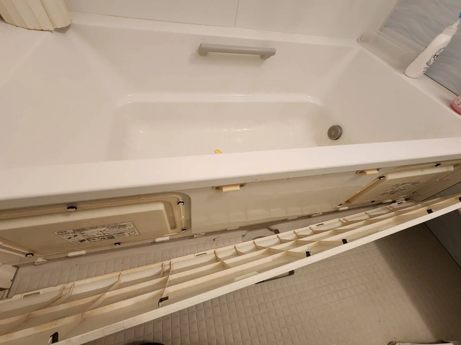 浴室クリーニング 作業前 浴槽エプロン 浴室クリーニング 作業前 浴槽エプロン