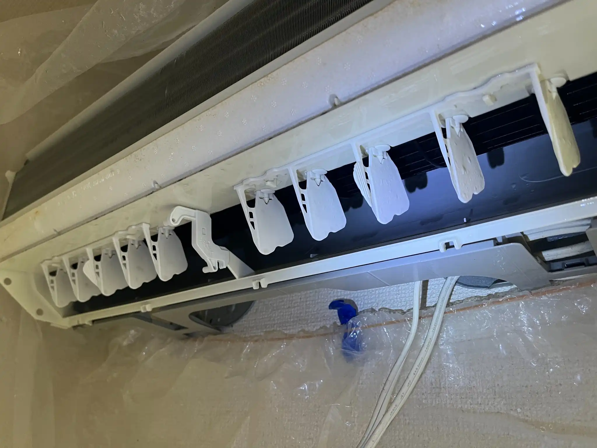 ナショナル 通常壁掛けエアコン CS-227TB-W 作業後 吹き出し口