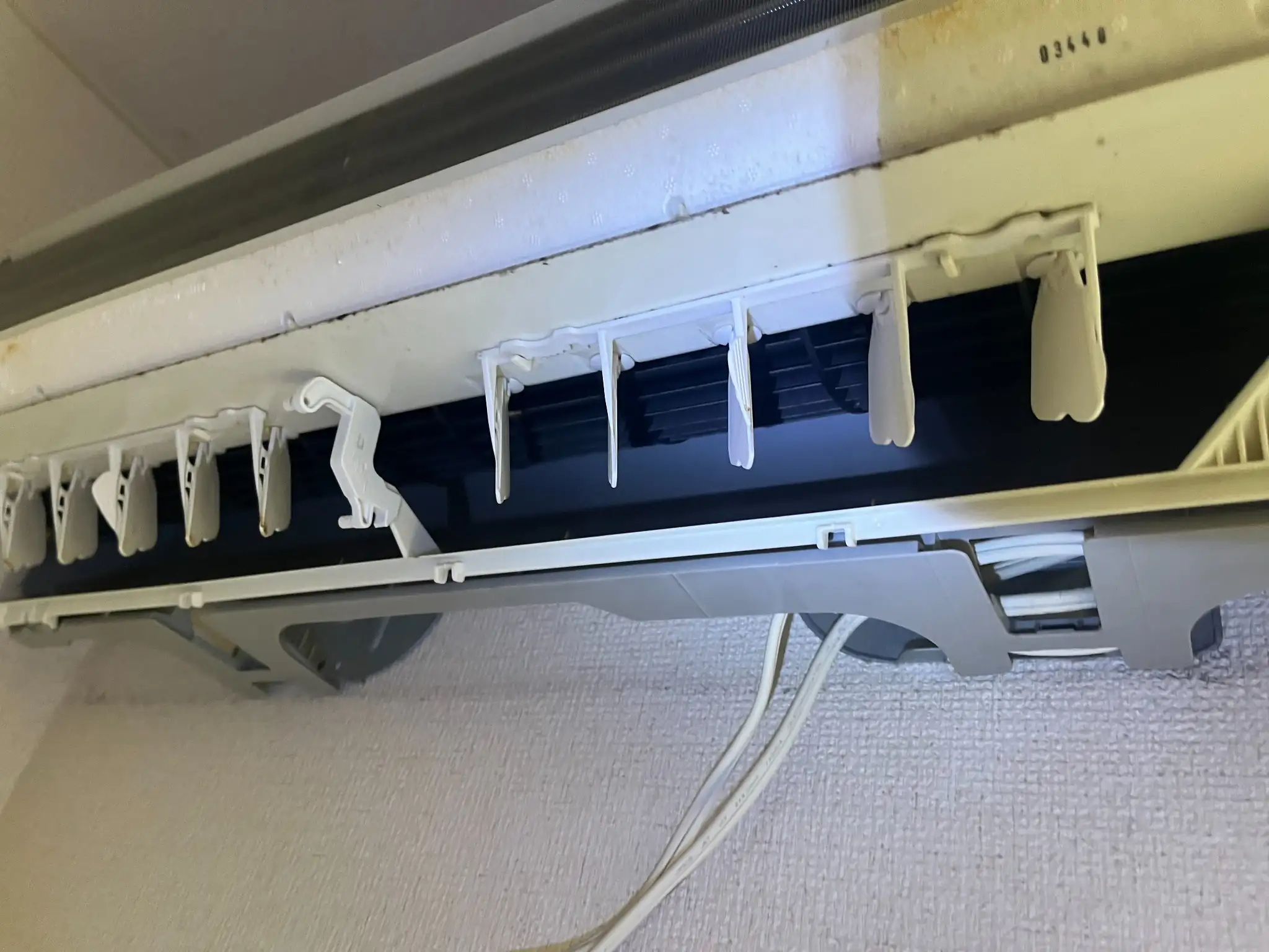 ナショナル 通常壁掛けエアコン CS-227TB-W 作業前 吹き出し口