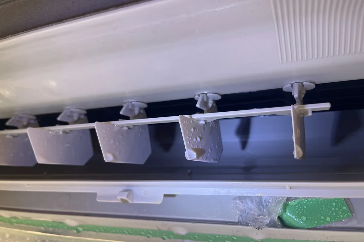 パナソニック 通常壁掛けエアコン CS-402CF2-W 作業後 吹き出し口