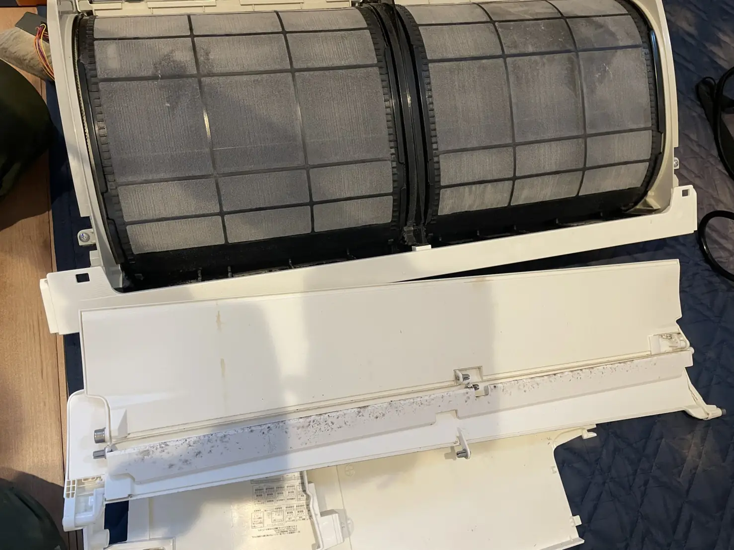 ダイキン お掃除機能付きエアコン F56W-TRXP-W 作業前 分解したパーツ