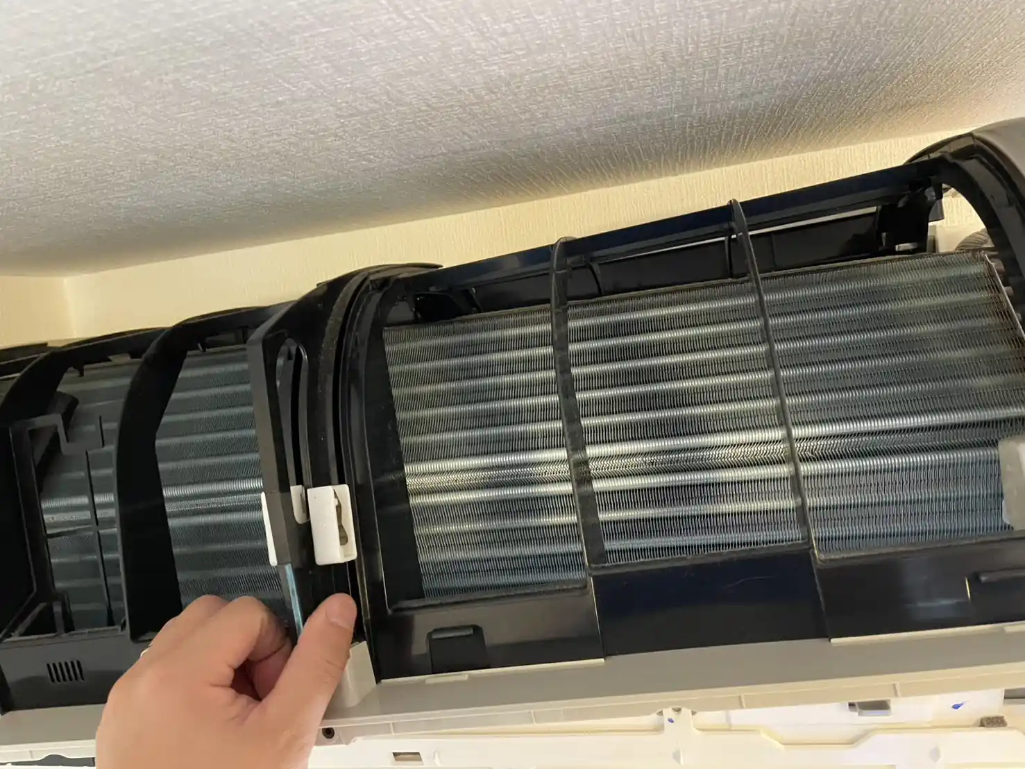 ダイキン お掃除機能付きエアコン F56W-TRXP-W 作業前 熱交換器の様子