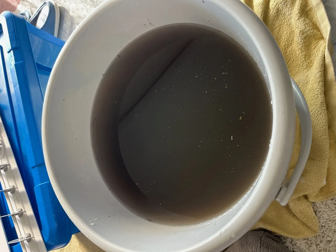 東芝 お掃除機能付きエアコン RAS-E285RKS 作業後 廃液の様子