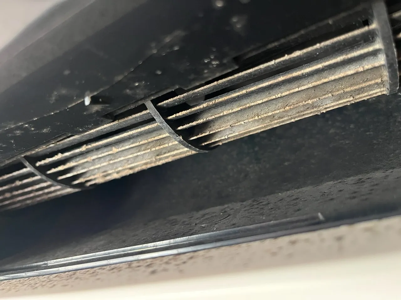 東芝 お掃除機能付きエアコン RAS-E285RKS 作業前 内部のカビ汚れ