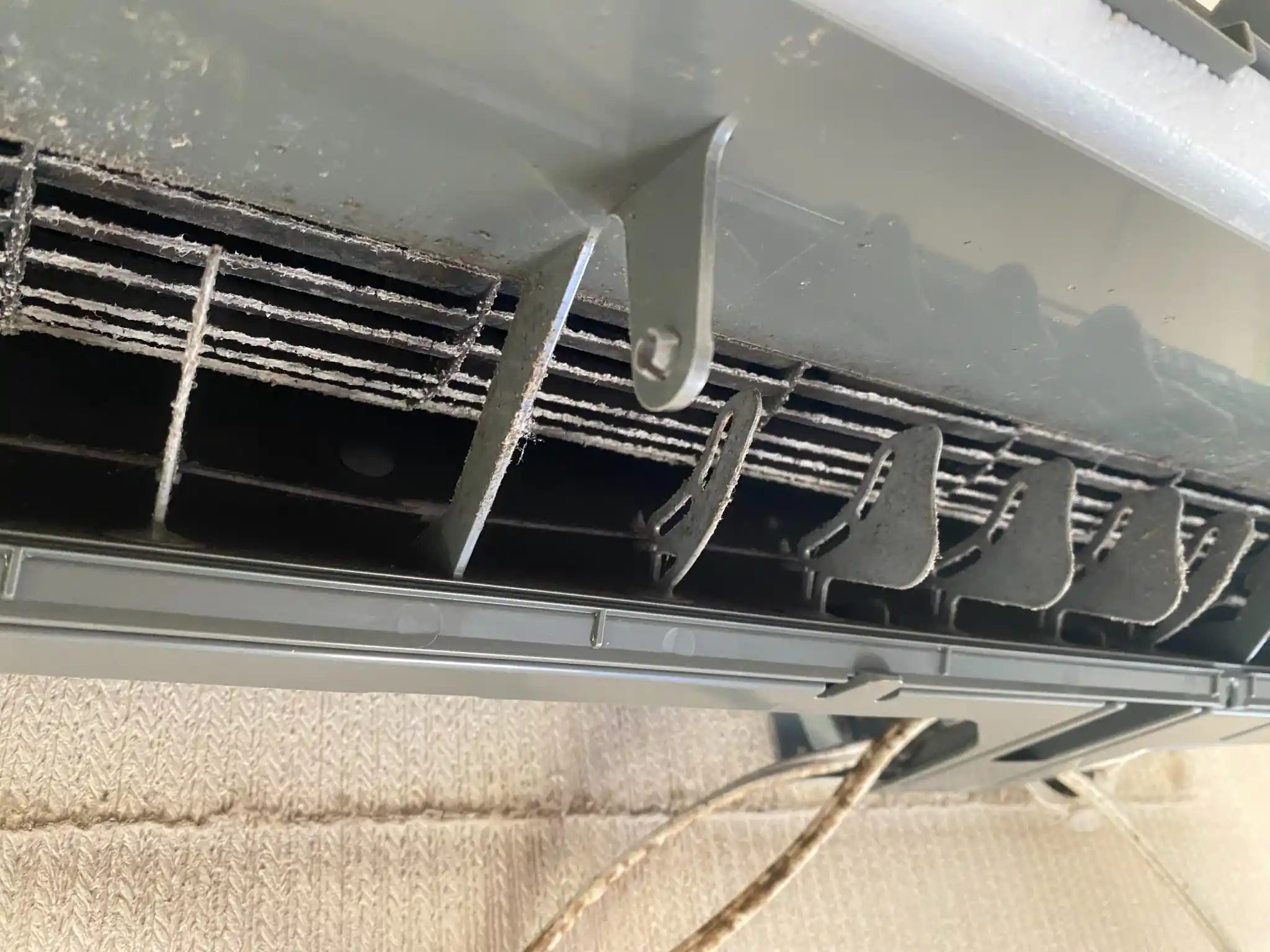 日立 お掃除機能付きエアコン RAS-K25B-W 作業前 内部のカビ汚れ