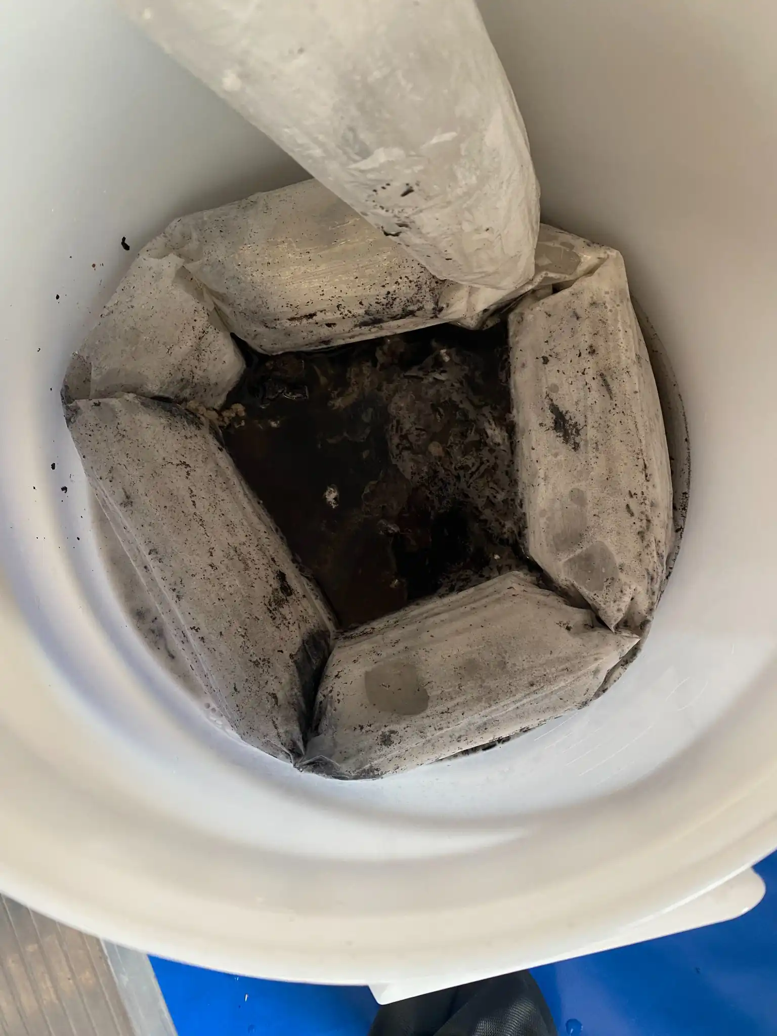 日立 お掃除機能付きエアコン RAS-K25B-W 作業中 廃液の様子