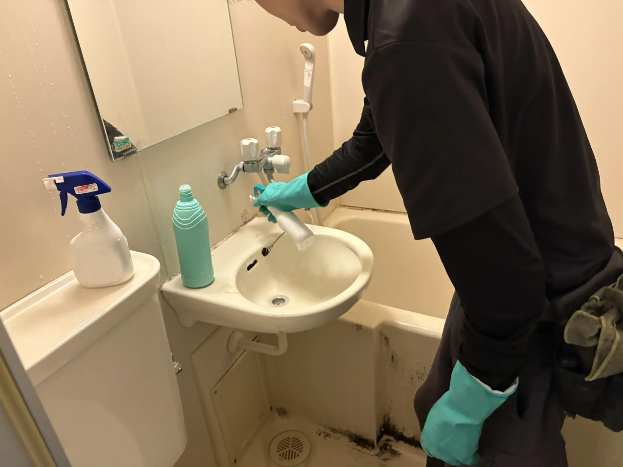 3点ユニット 作業中 洗剤を塗布