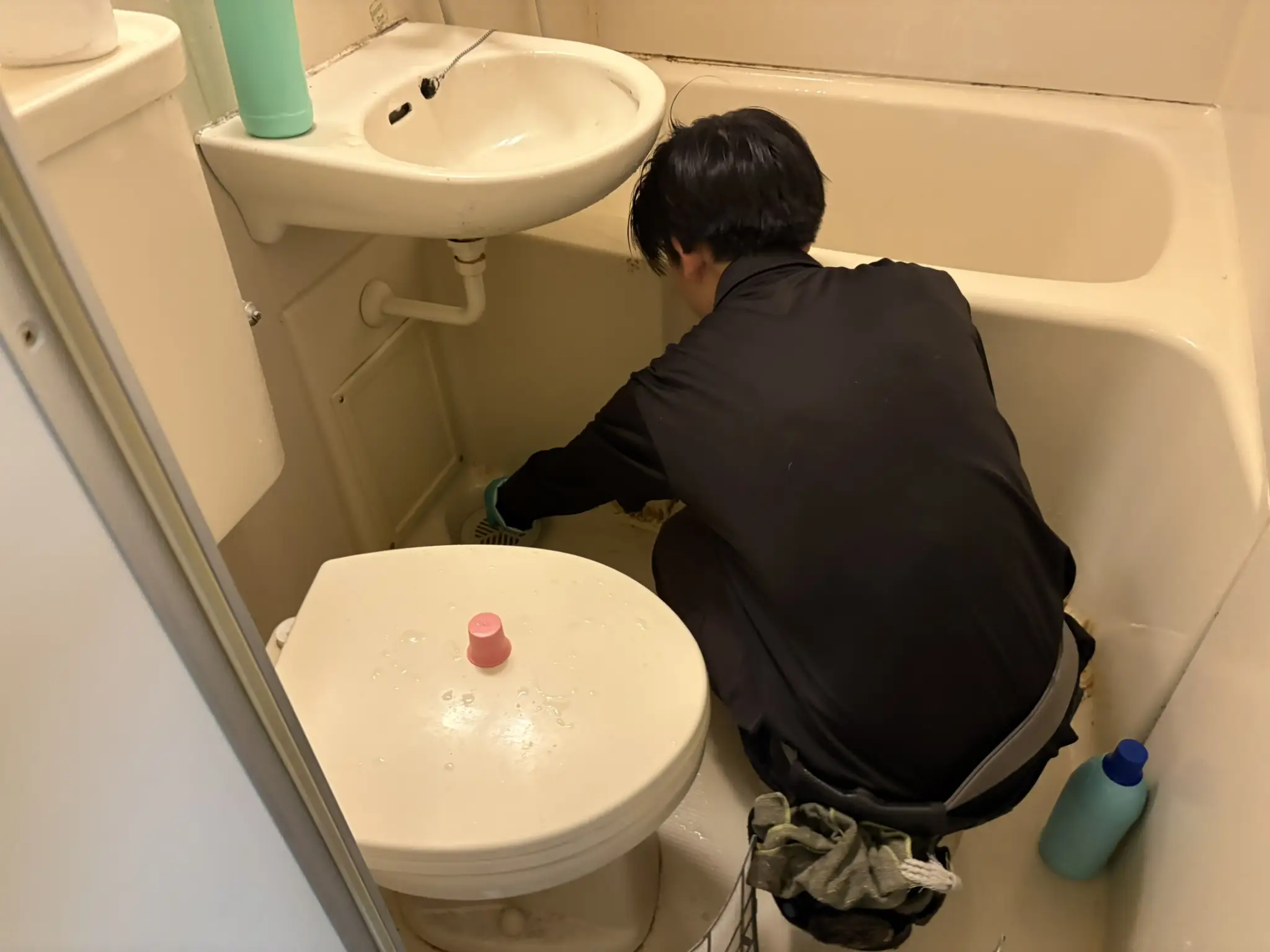 3点ユニット 作業中 排水口を掃除