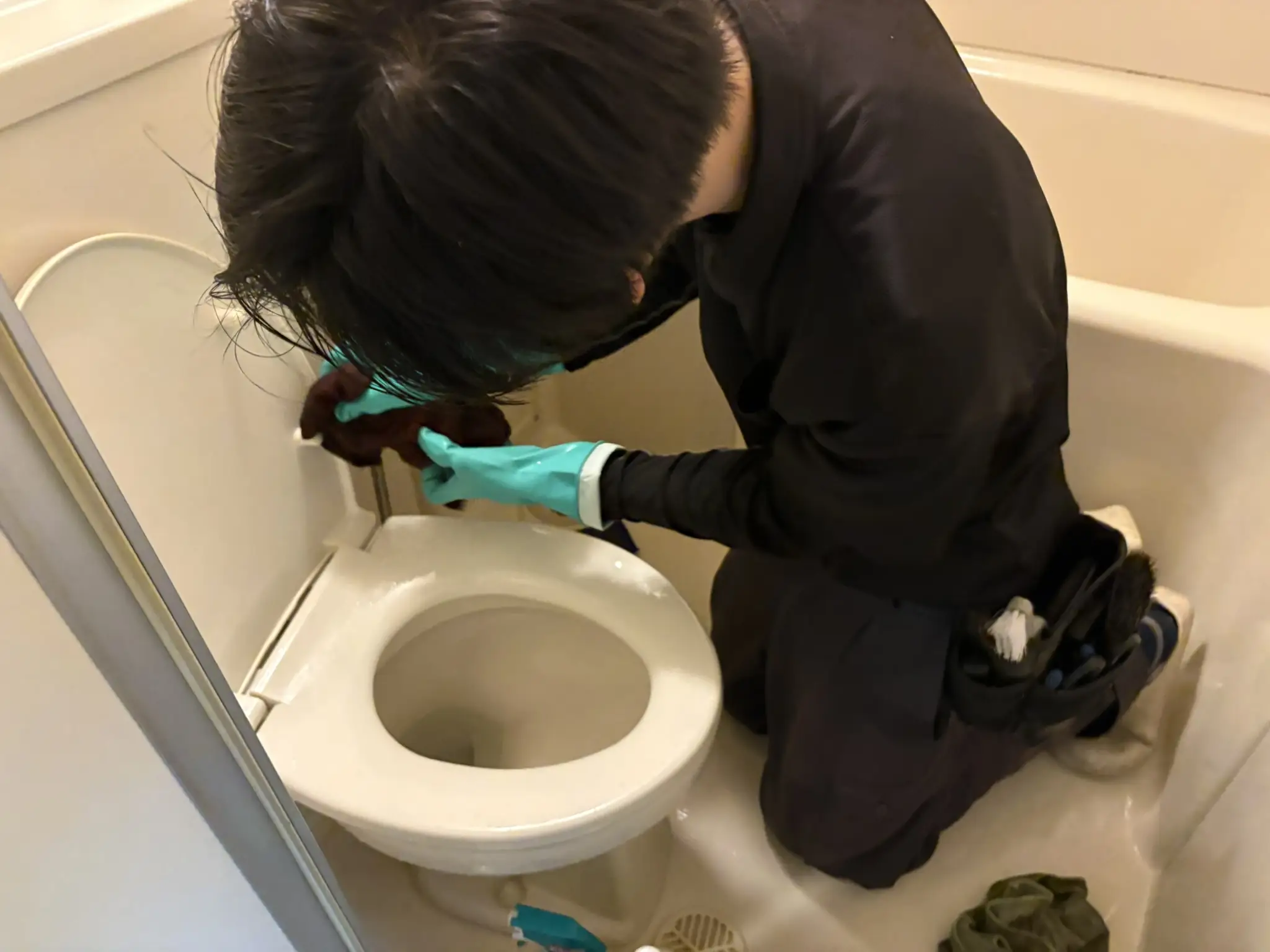 3点ユニット 作業中 洗浄後の水分拭き取り